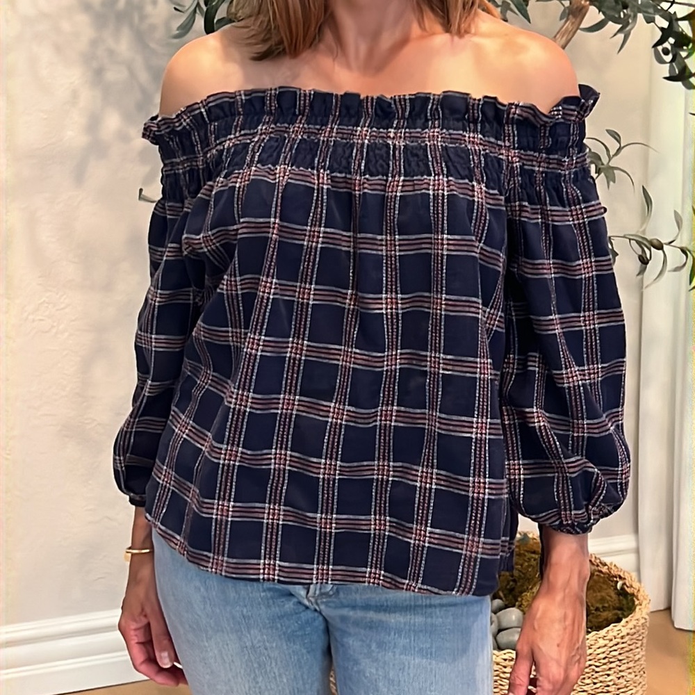 Signature 8-
Off shoulder top
Size small
Super soft flannel material
